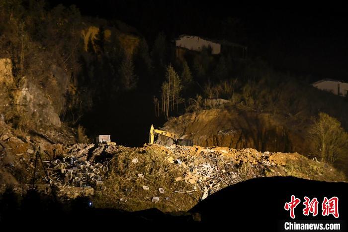 Liuyang Fireworks Factory Explosion Site: The glass of the residential building was completely shattered and the factory building was blown flat.
